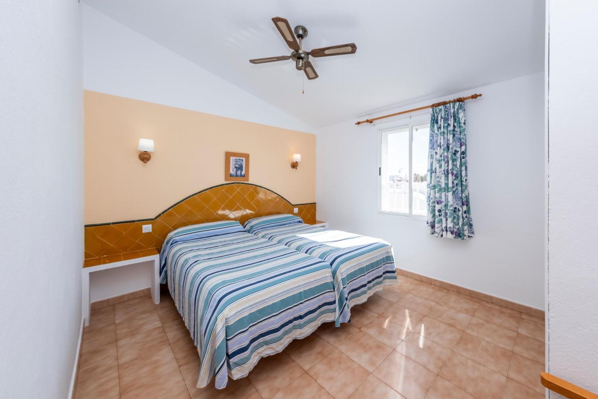 Apartamentos Sol Ponent Cala Blanca  Bagian luar foto