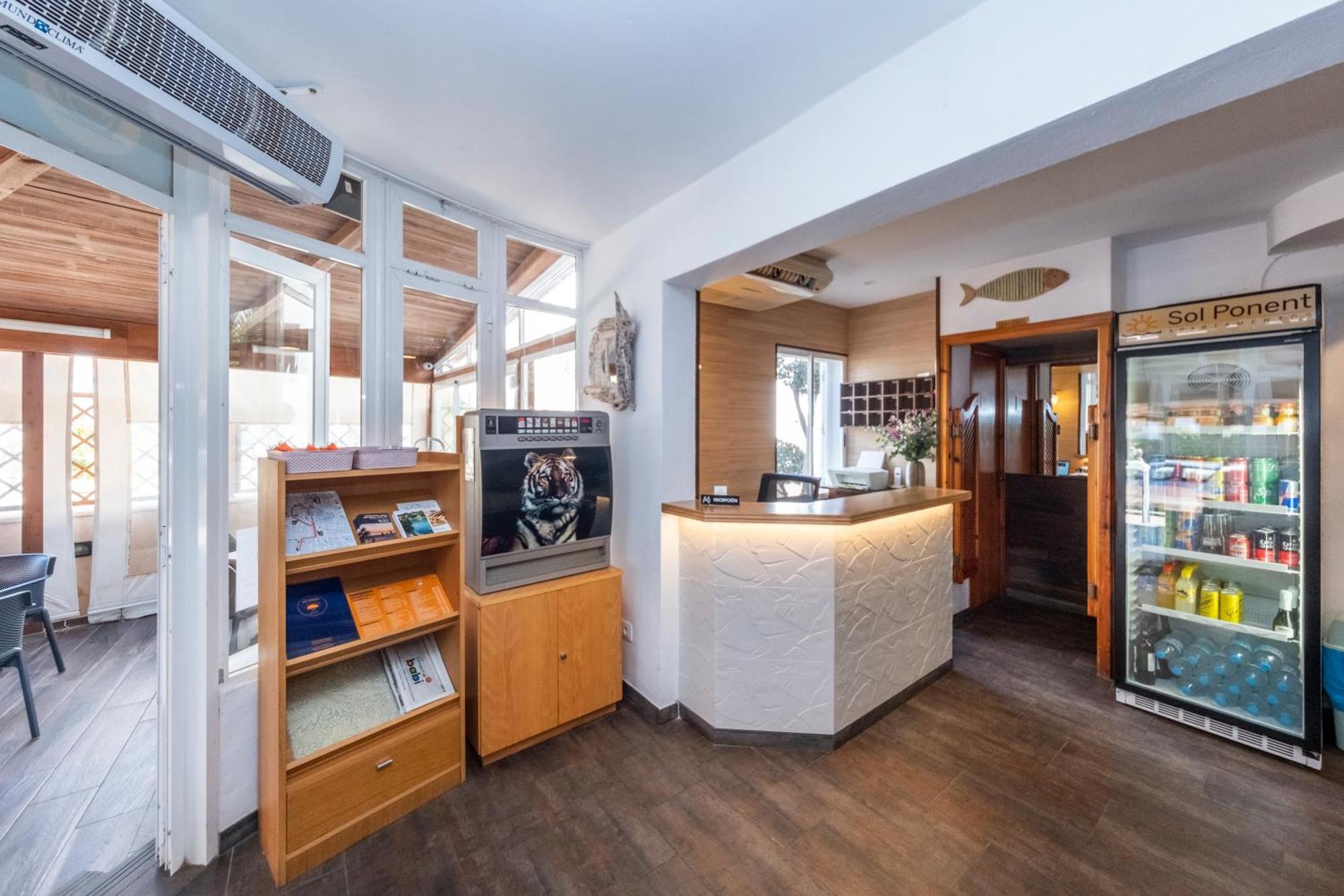 Apartamentos Sol Ponent Cala Blanca  Bagian luar foto