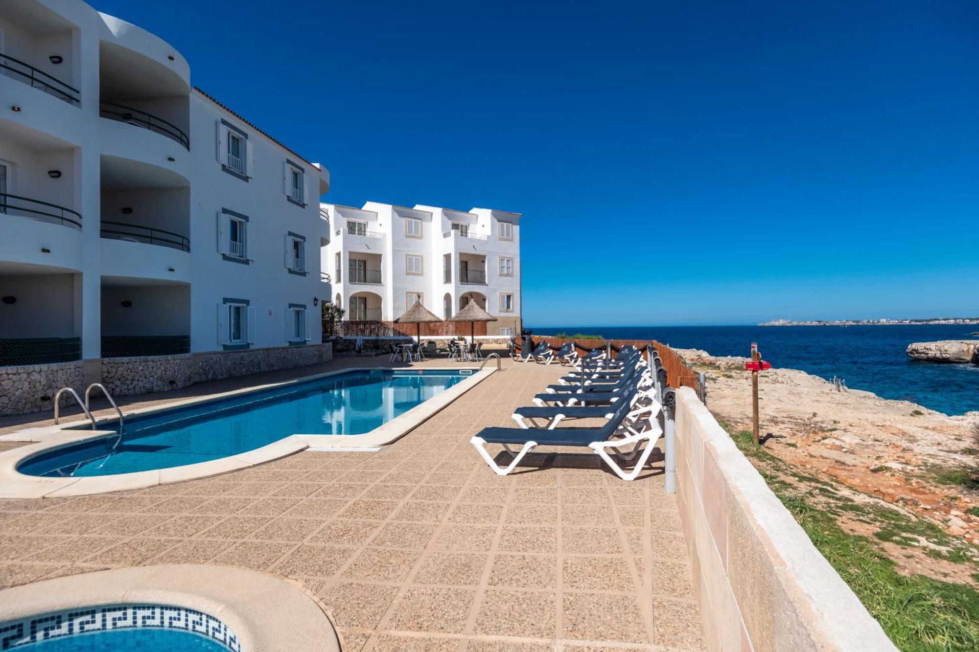 Apartamentos Sol Ponent Cala Blanca  Bagian luar foto