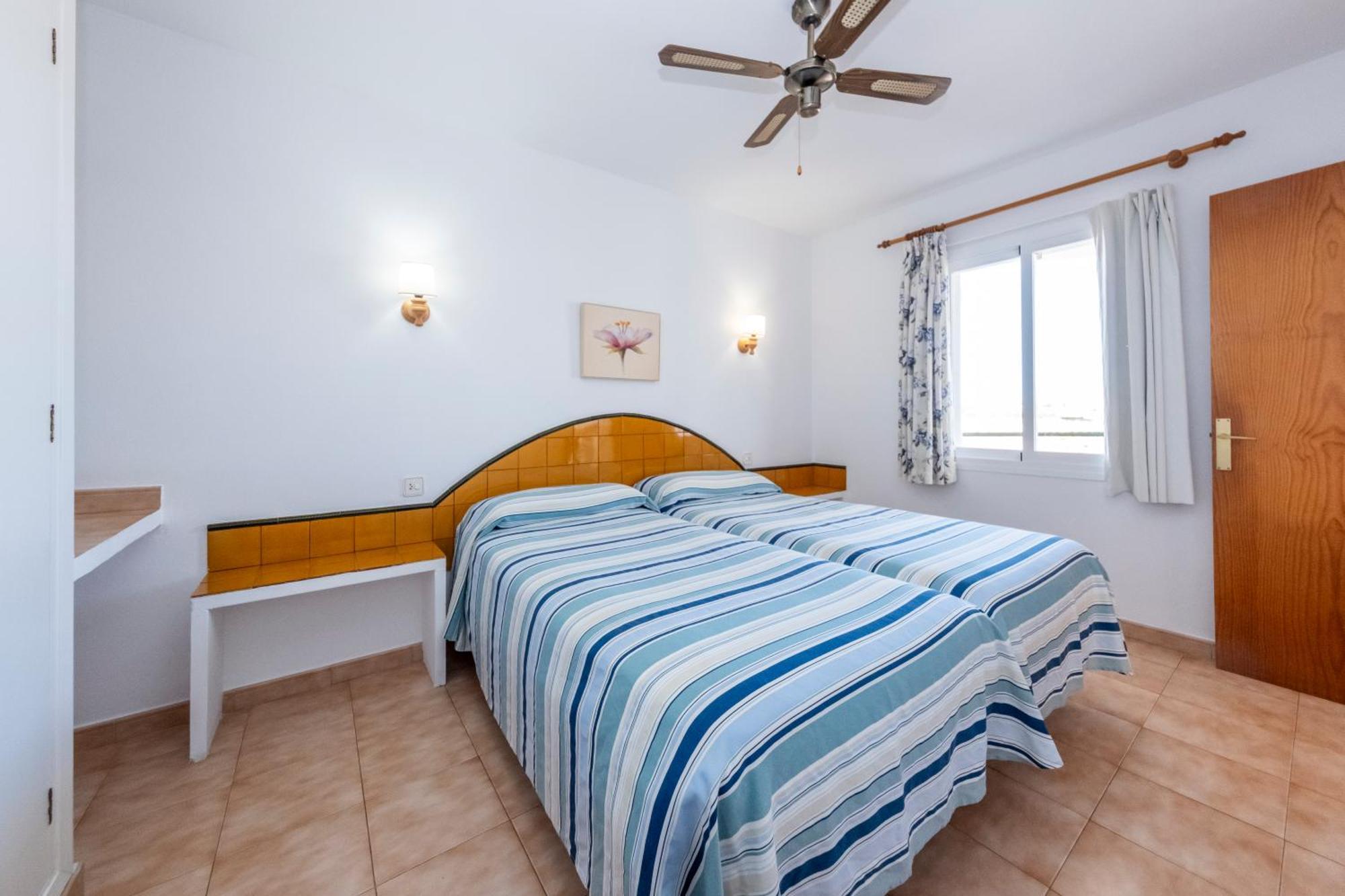 Apartamentos Sol Ponent Cala Blanca  Bagian luar foto