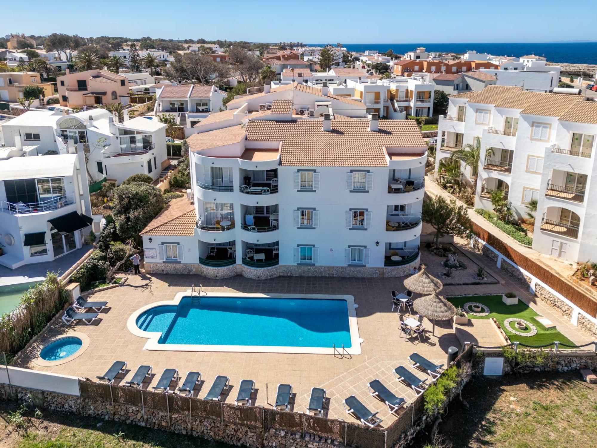 Apartamentos Sol Ponent Cala Blanca  Bagian luar foto