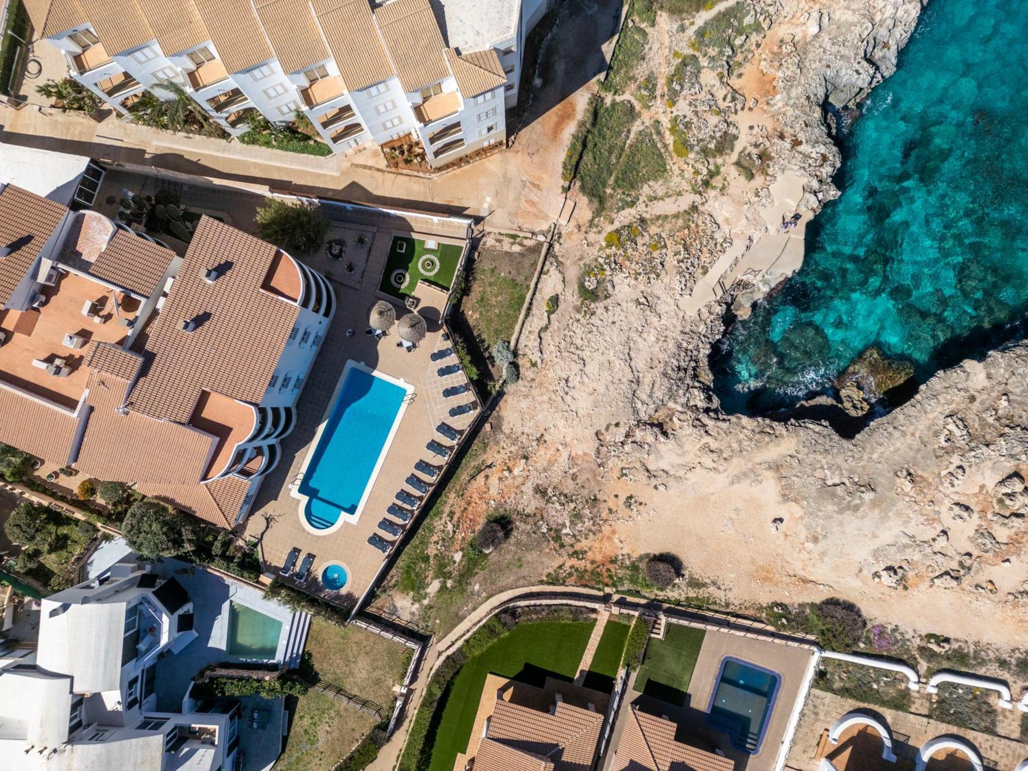 Apartamentos Sol Ponent Cala Blanca  Bagian luar foto