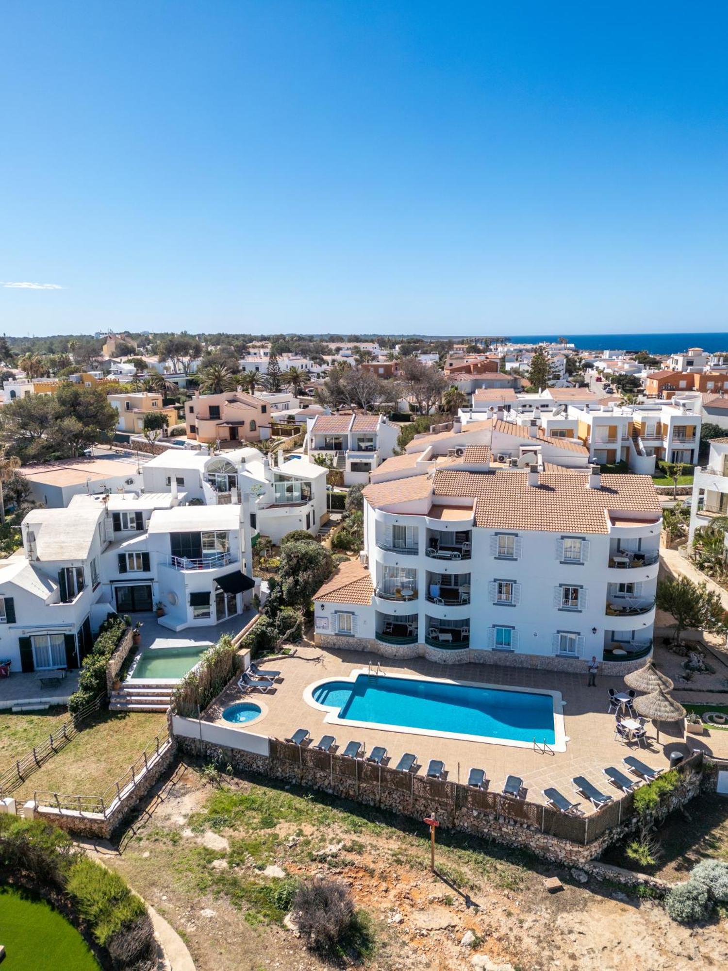 Apartamentos Sol Ponent Cala Blanca  Bagian luar foto