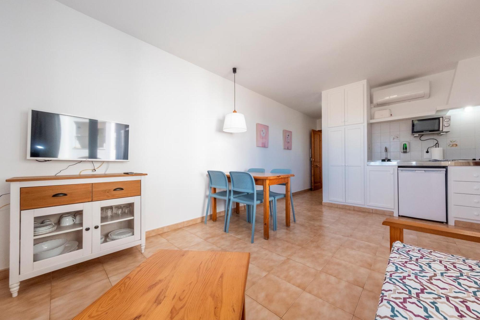 Apartamentos Sol Ponent Cala Blanca  Bagian luar foto
