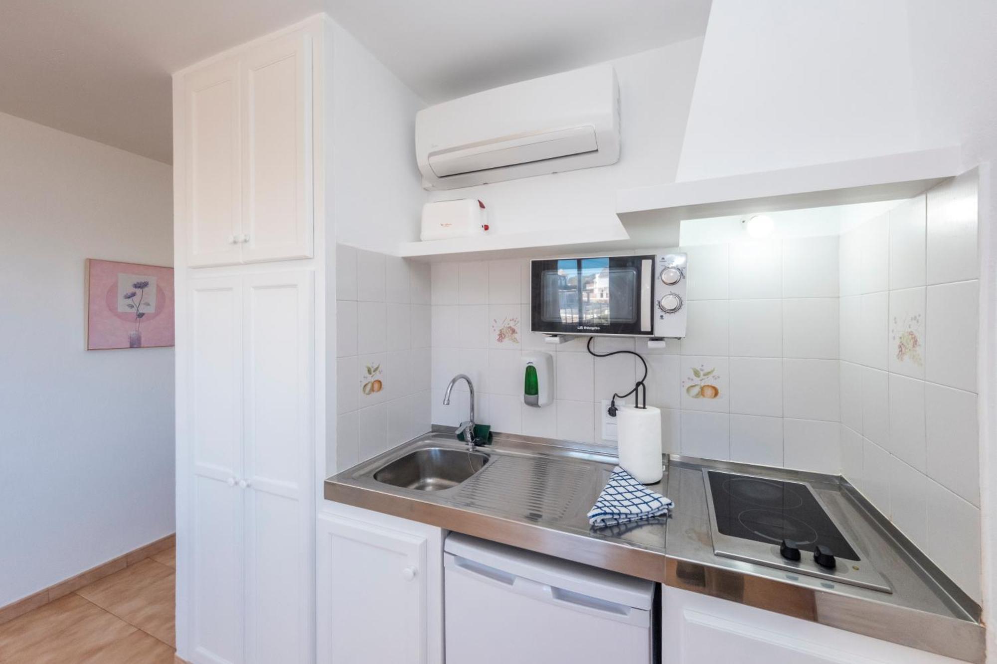 Apartamentos Sol Ponent Cala Blanca  Bagian luar foto