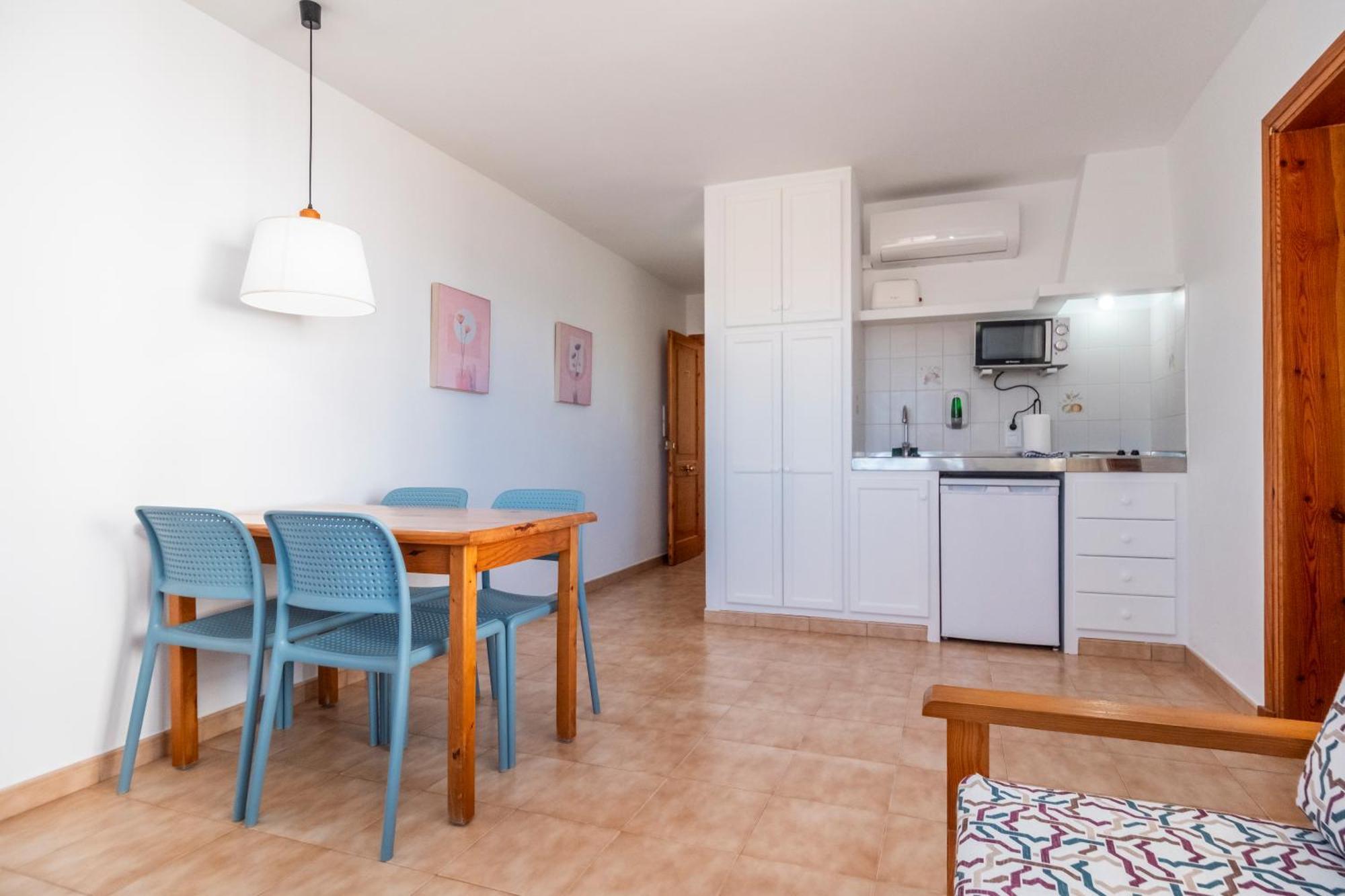 Apartamentos Sol Ponent Cala Blanca  Bagian luar foto