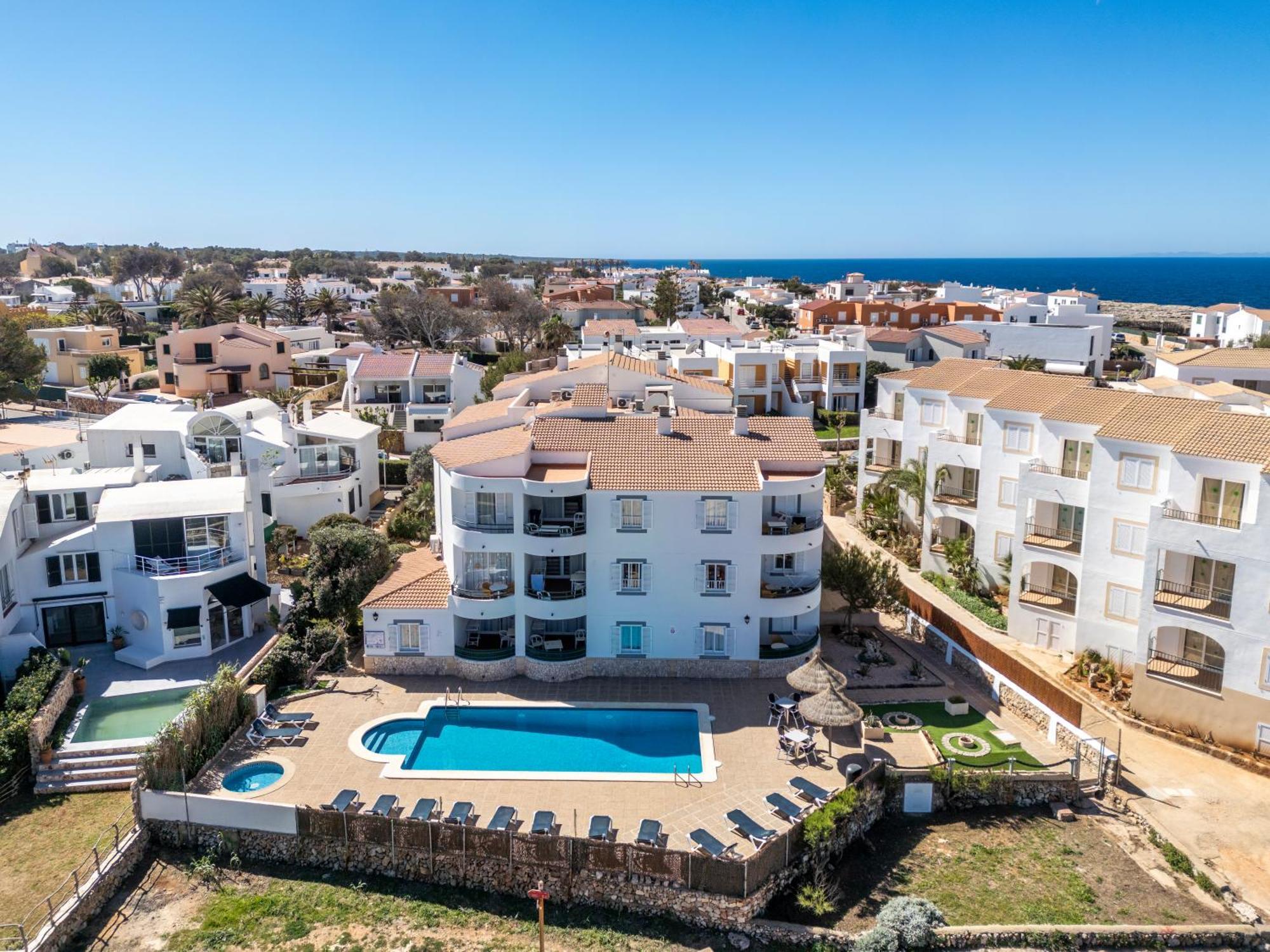 Apartamentos Sol Ponent Cala Blanca  Bagian luar foto