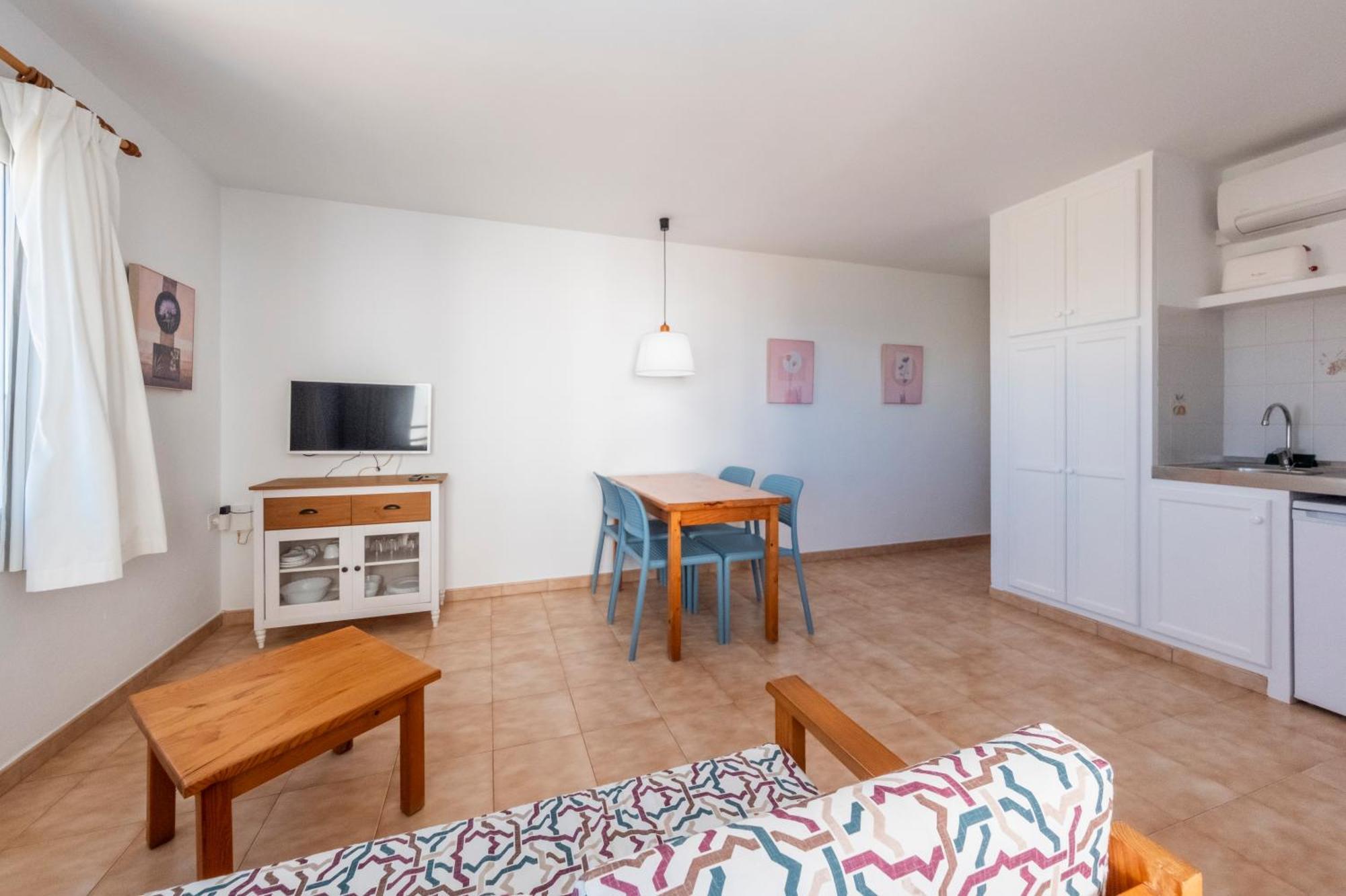 Apartamentos Sol Ponent Cala Blanca  Bagian luar foto