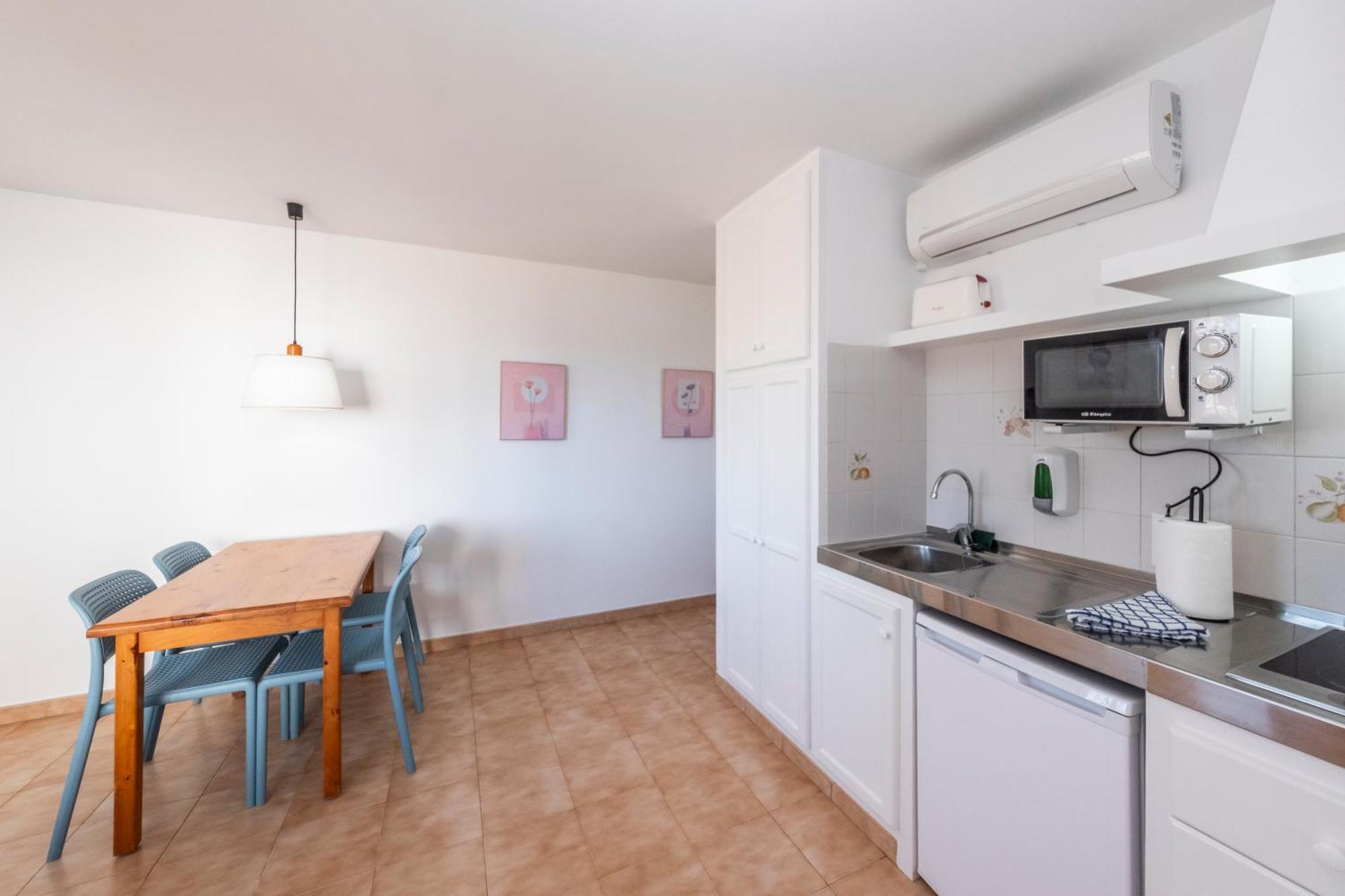 Apartamentos Sol Ponent Cala Blanca  Bagian luar foto