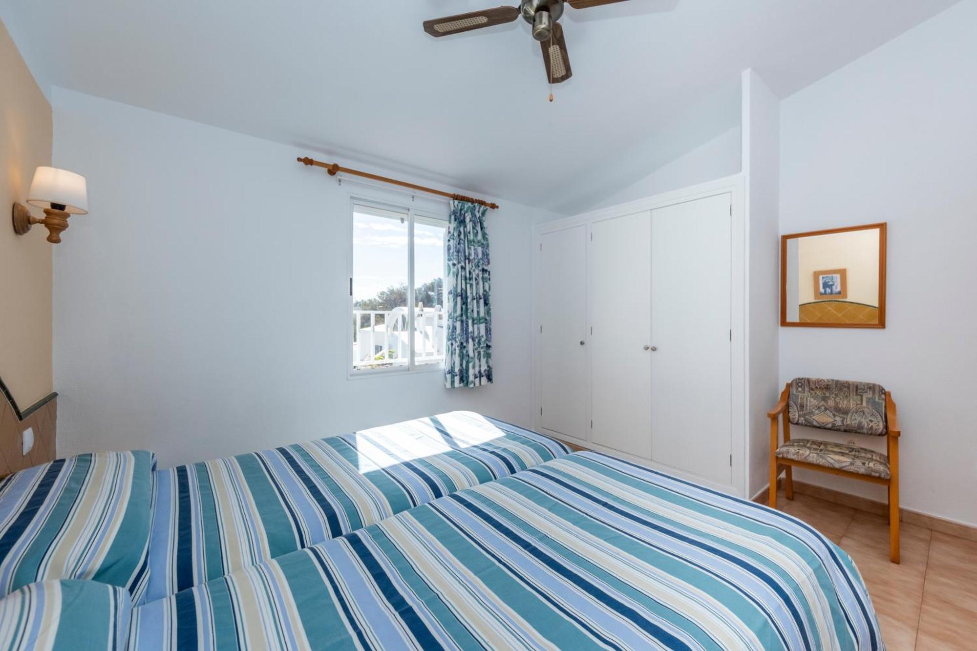 Apartamentos Sol Ponent Cala Blanca  Bagian luar foto