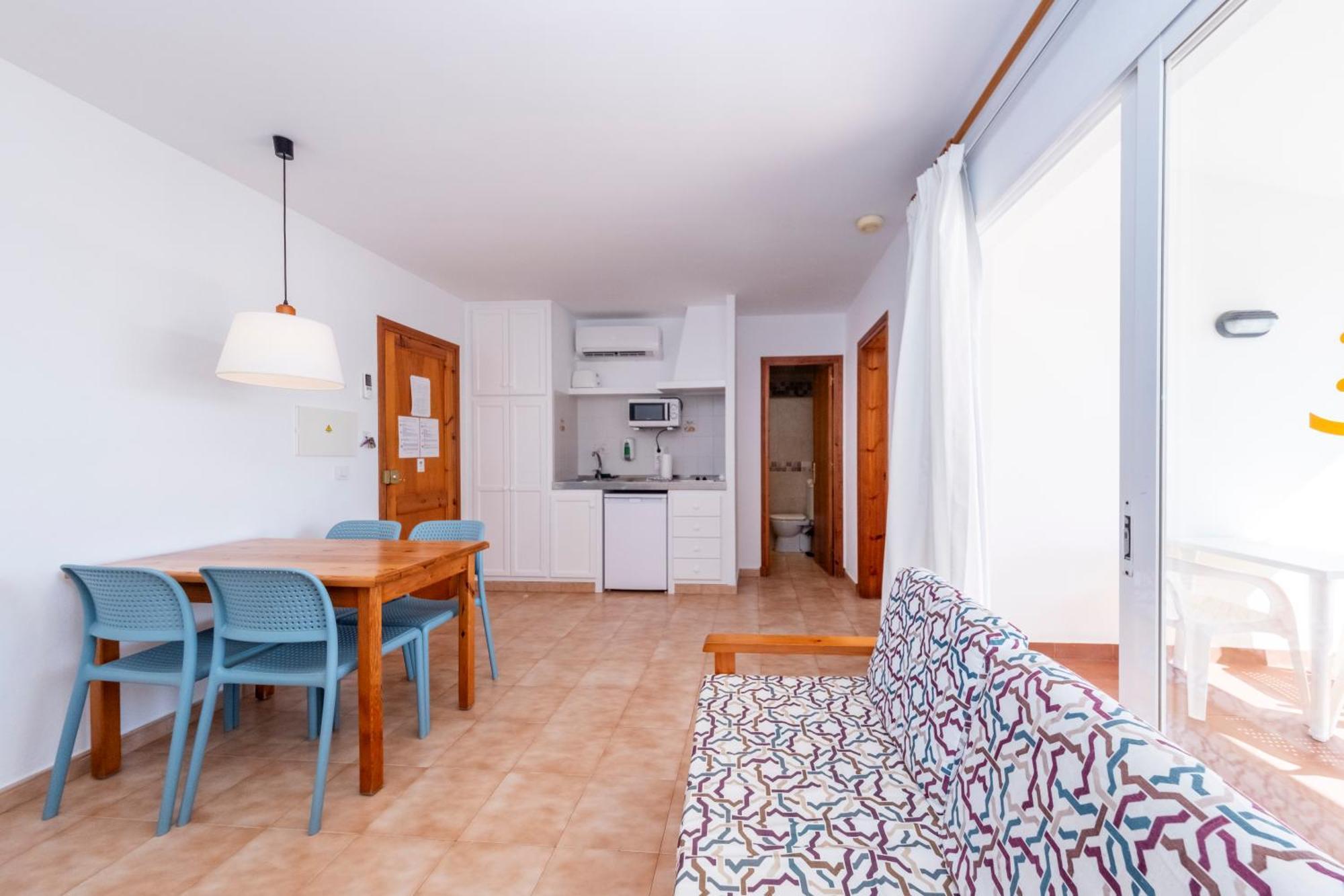 Apartamentos Sol Ponent Cala Blanca  Bagian luar foto