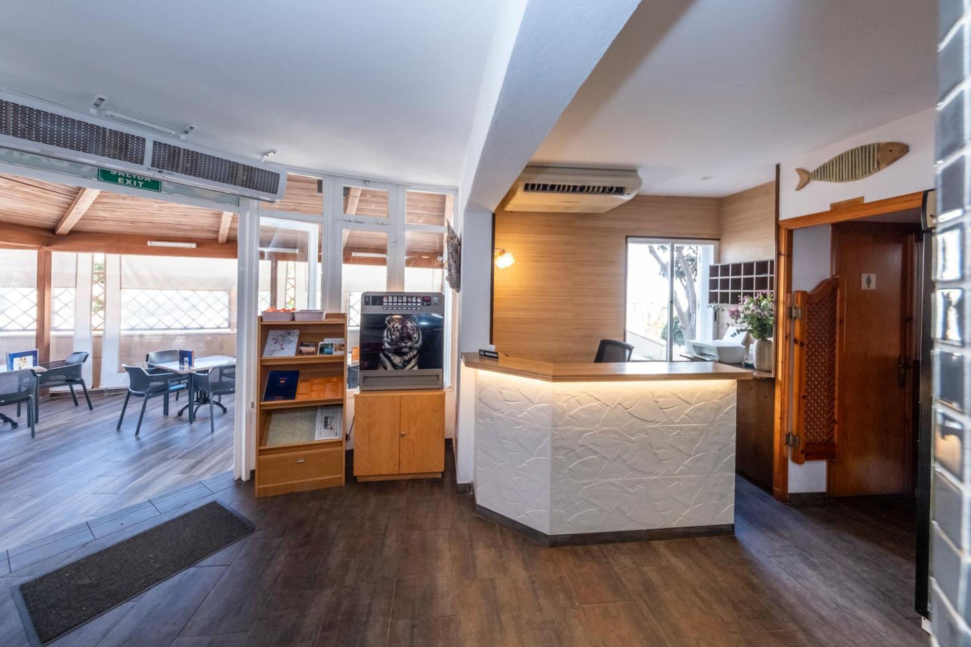 Apartamentos Sol Ponent Cala Blanca  Bagian luar foto