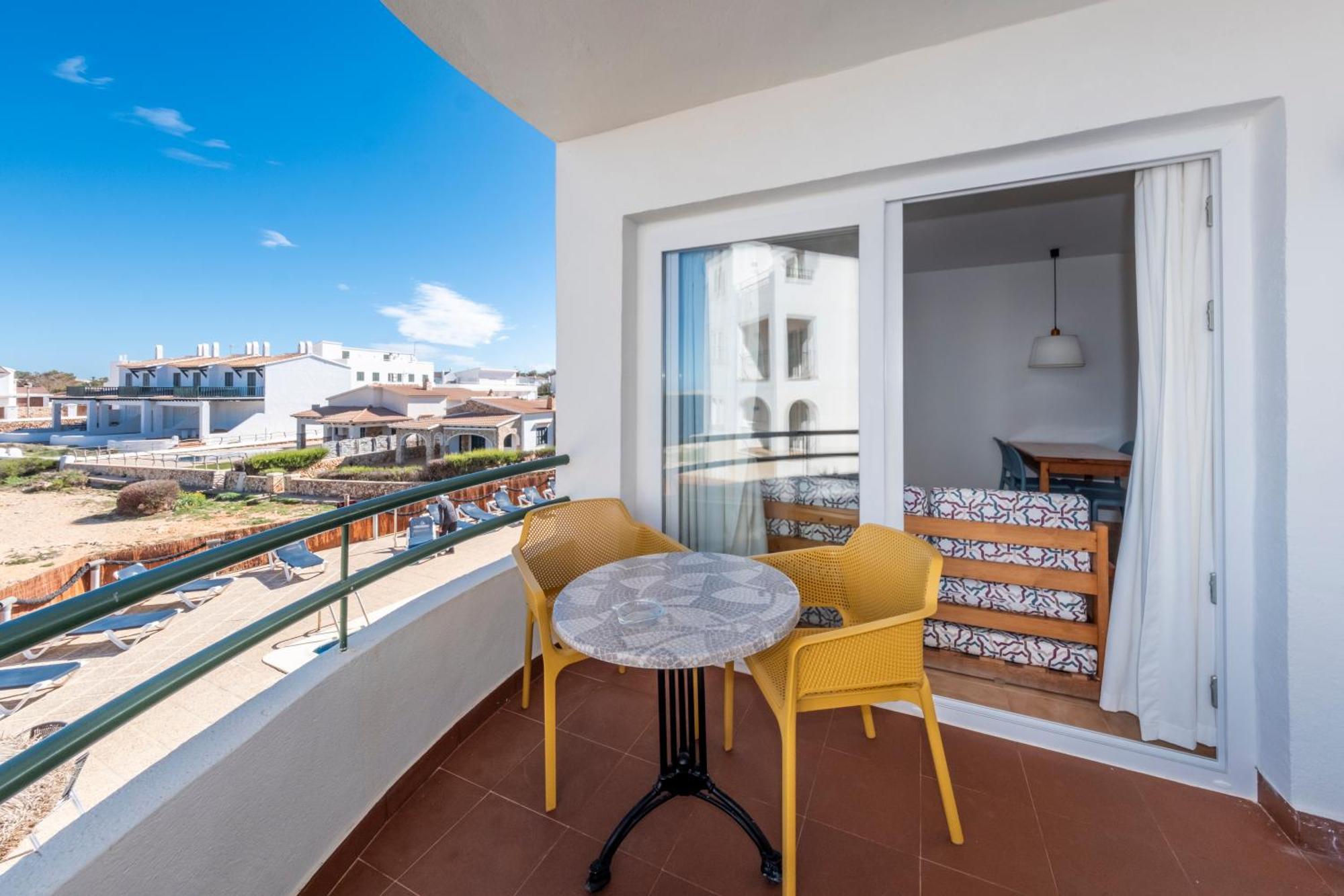 Apartamentos Sol Ponent Cala Blanca  Bagian luar foto