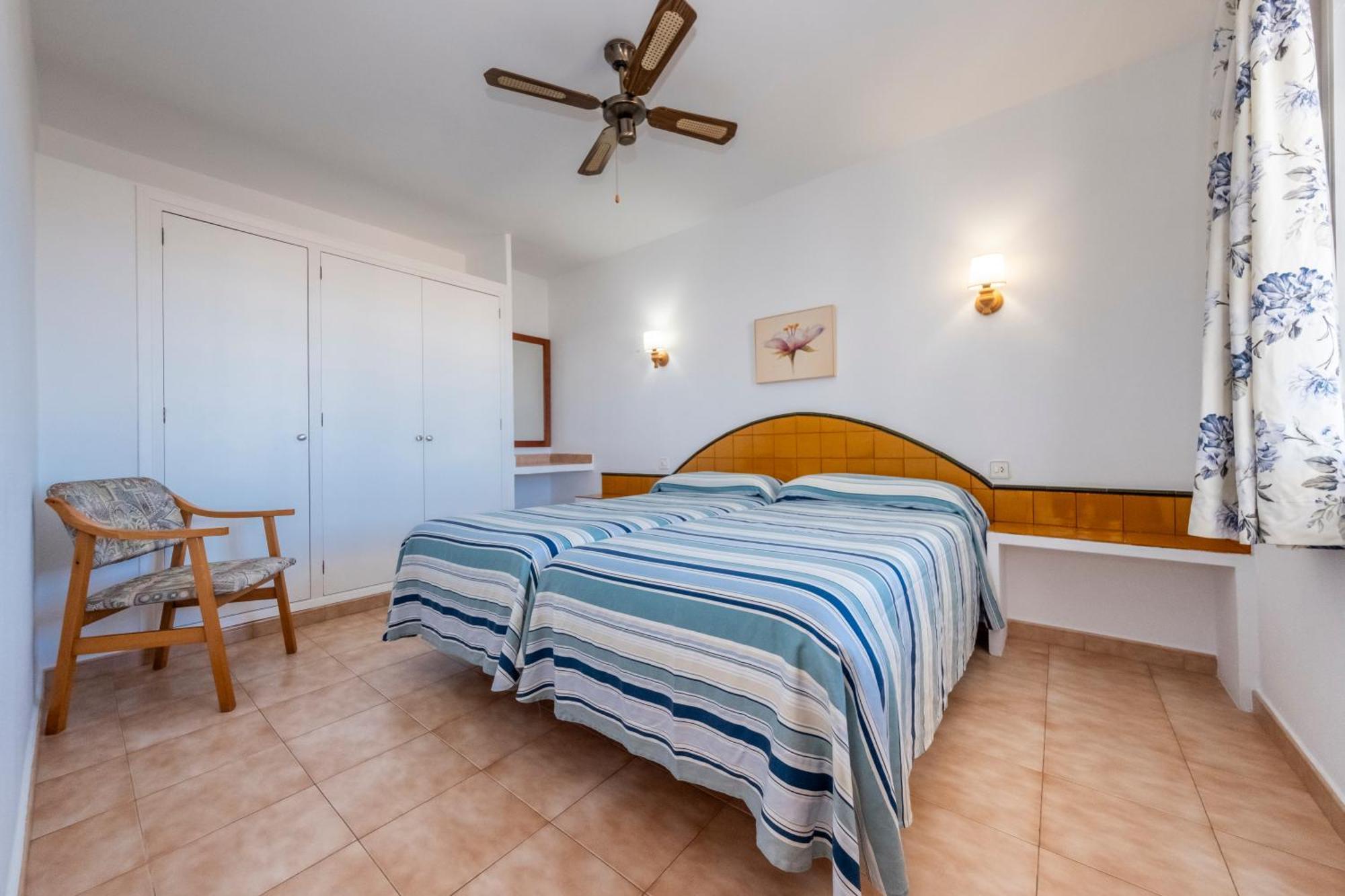 Apartamentos Sol Ponent Cala Blanca  Bagian luar foto