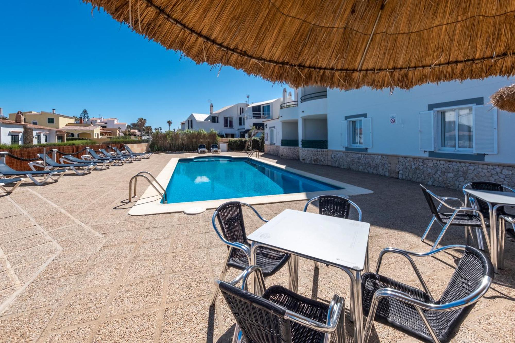 Apartamentos Sol Ponent Cala Blanca  Bagian luar foto