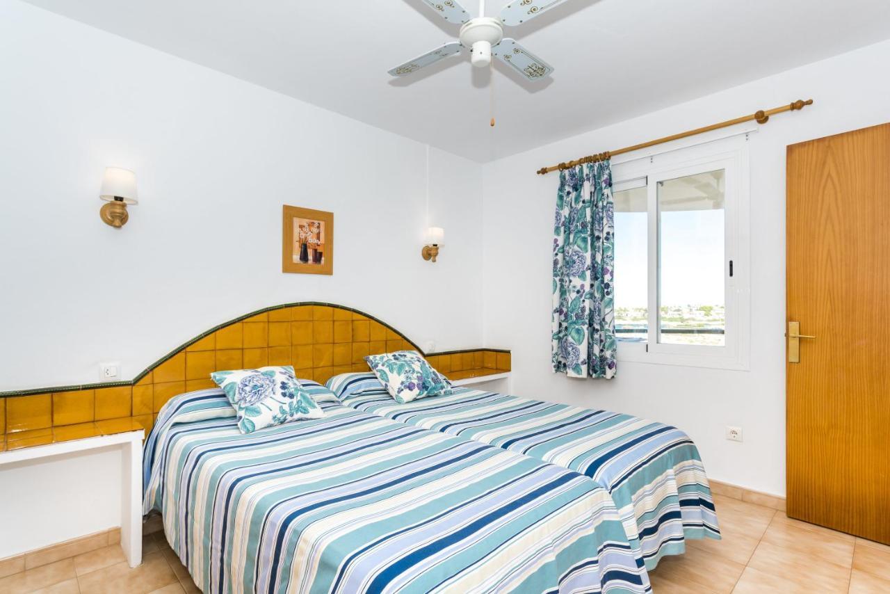 Apartamentos Sol Ponent Cala Blanca  Bagian luar foto