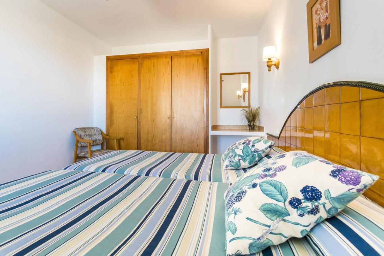 Apartamentos Sol Ponent Cala Blanca  Bagian luar foto