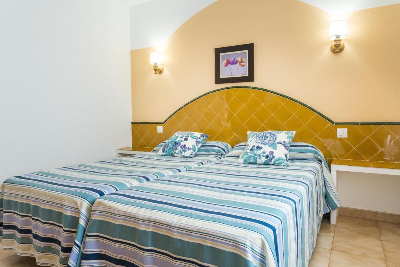 Apartamentos Sol Ponent Cala Blanca  Bagian luar foto