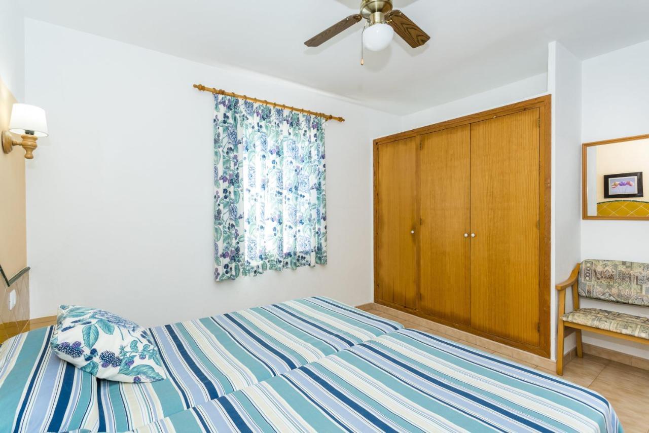 Apartamentos Sol Ponent Cala Blanca  Bagian luar foto