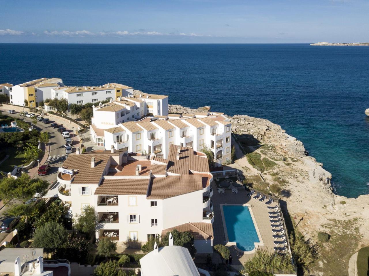 Apartamentos Sol Ponent Cala Blanca  Bagian luar foto