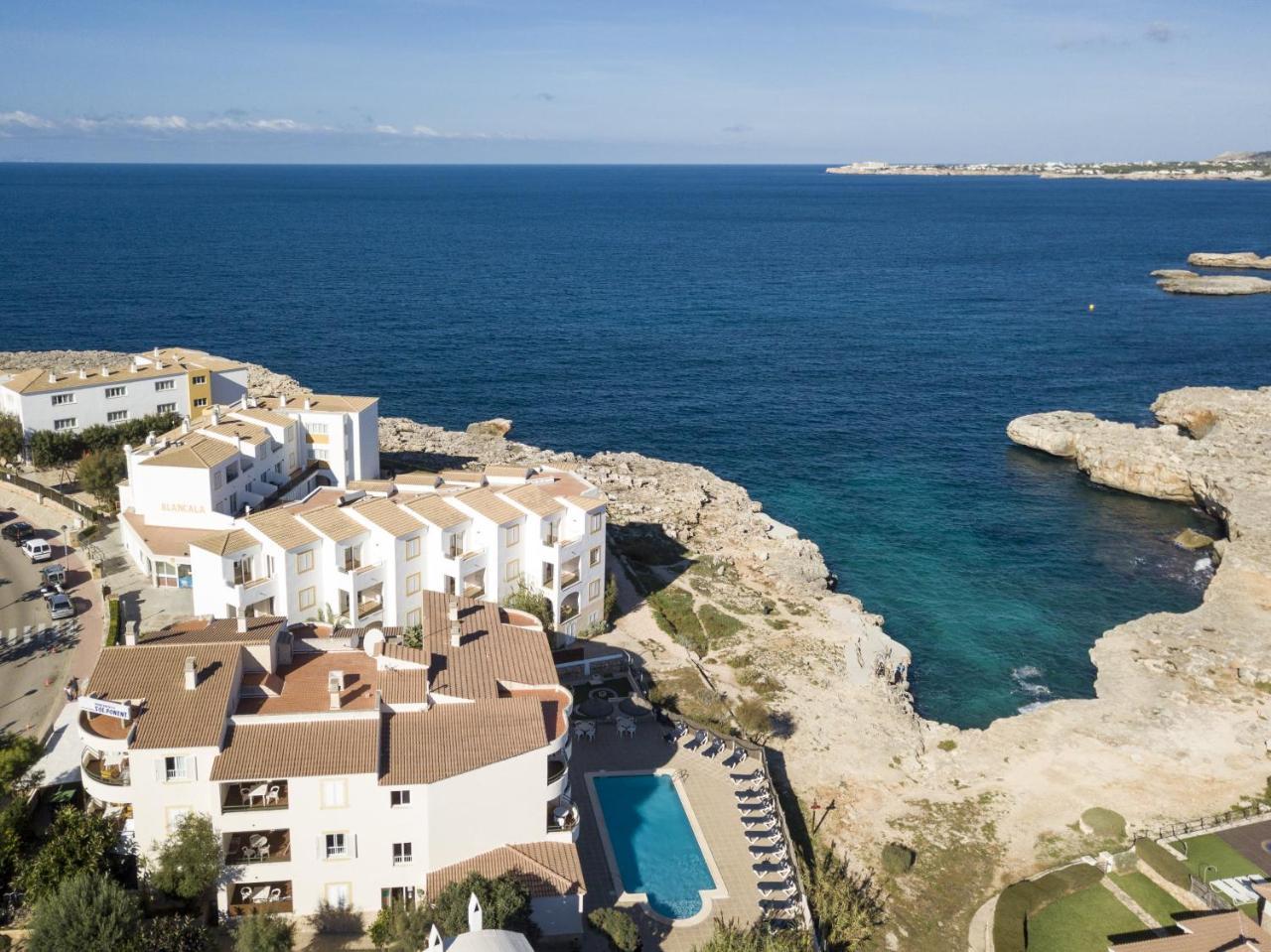 Apartamentos Sol Ponent Cala Blanca  Bagian luar foto