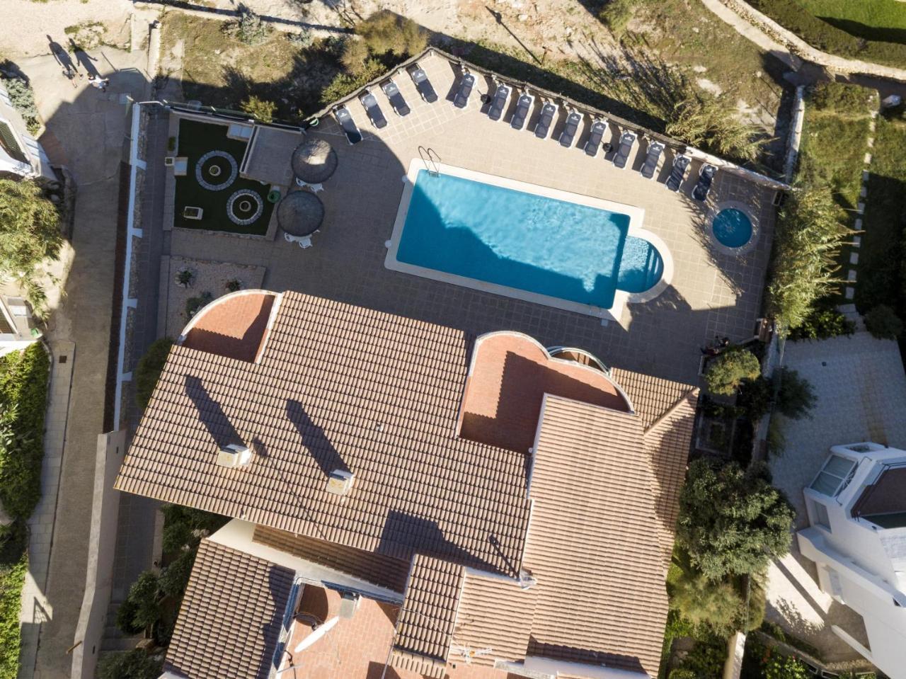 Apartamentos Sol Ponent Cala Blanca  Bagian luar foto