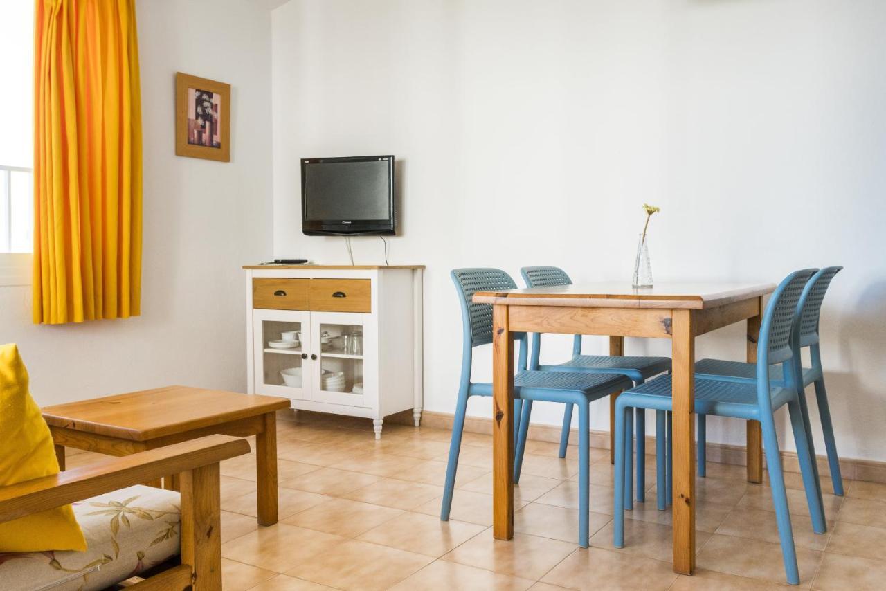 Apartamentos Sol Ponent Cala Blanca  Bagian luar foto